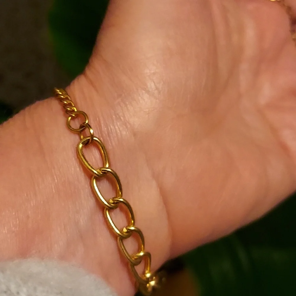 Vincero Spiderweb Hand Chain - Picture 2 of 4